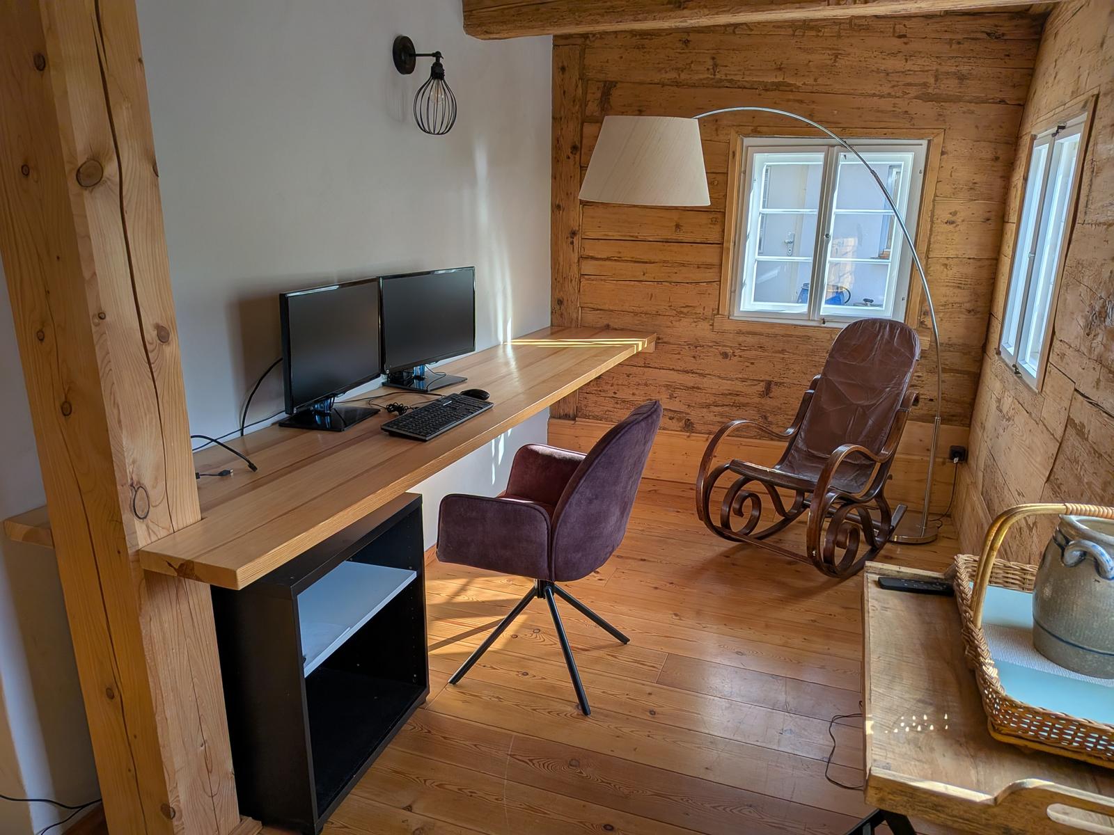 Schaukelstuhl in der Leseecke